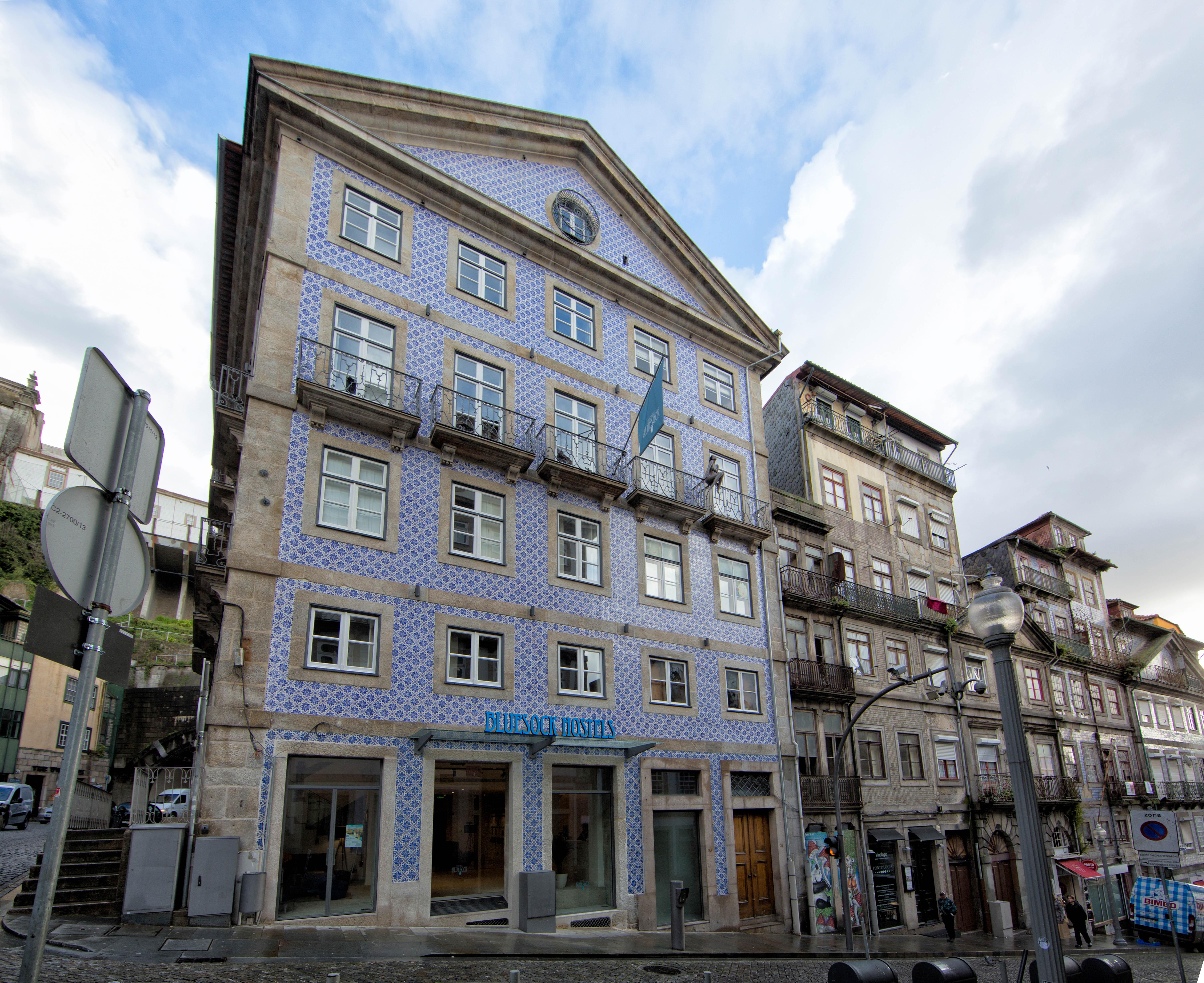 Bluesock Hostels Porto Ngoại thất bức ảnh The facade of the Portuguese Historical Society