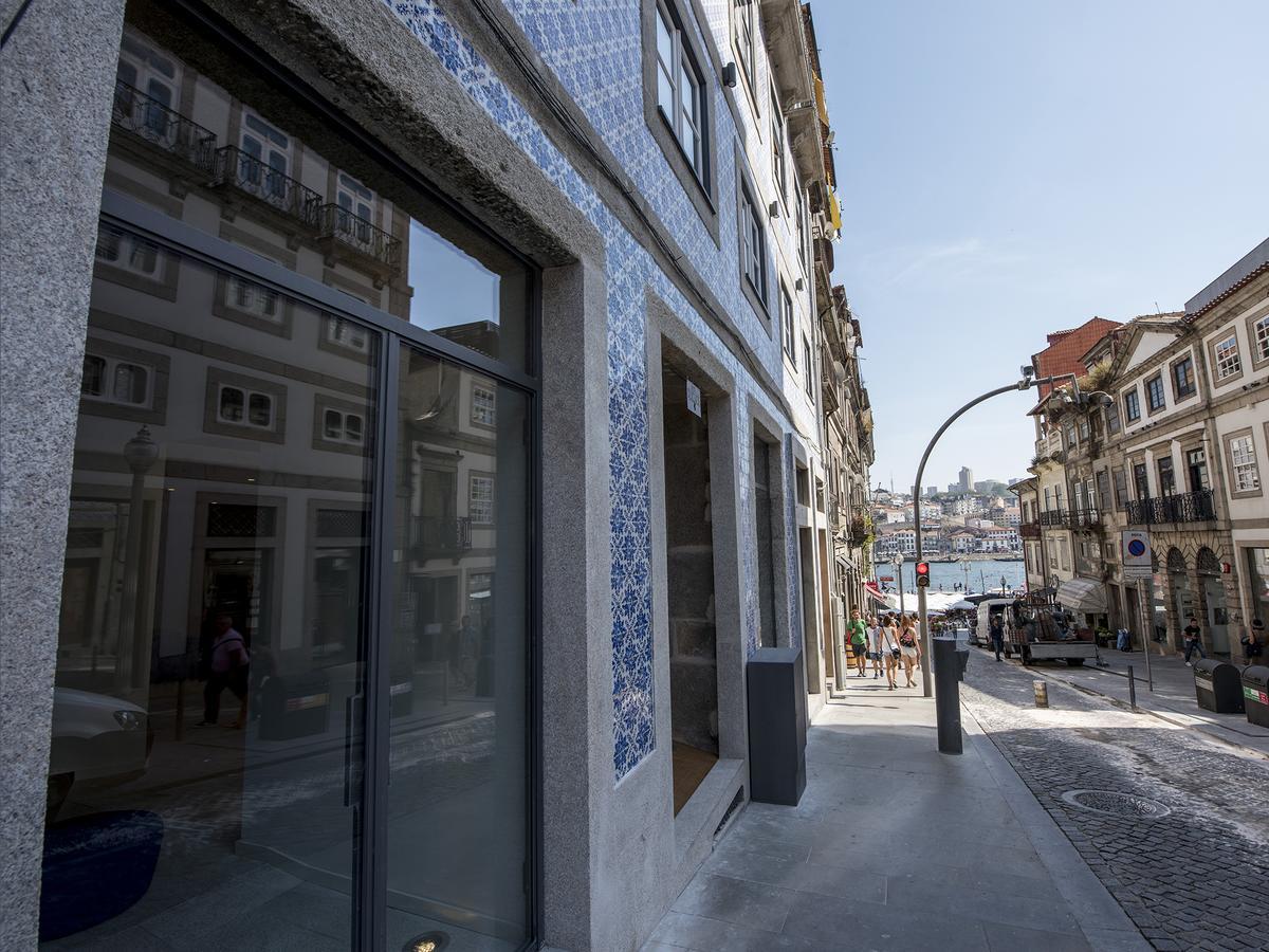 Bluesock Hostels Porto Ngoại thất bức ảnh The facade of the building, with the azulejo tiles