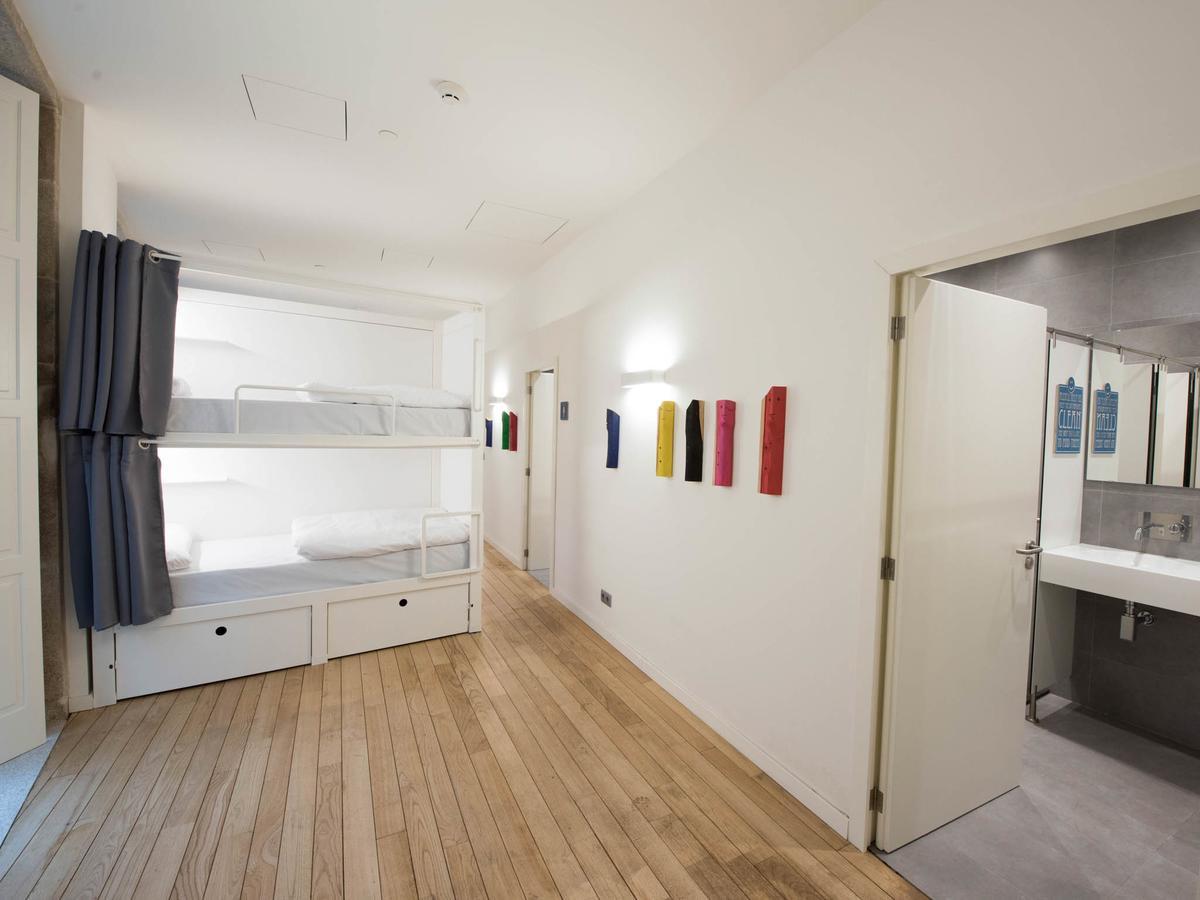 Bluesock Hostels Porto Ngoại thất bức ảnh A typical bedroom