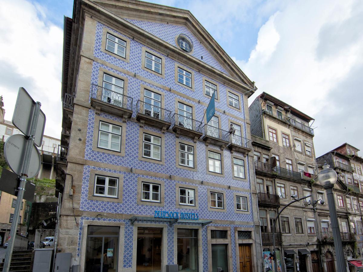 Bluesock Hostels Porto Ngoại thất bức ảnh The facade of the building, with the blue tilework