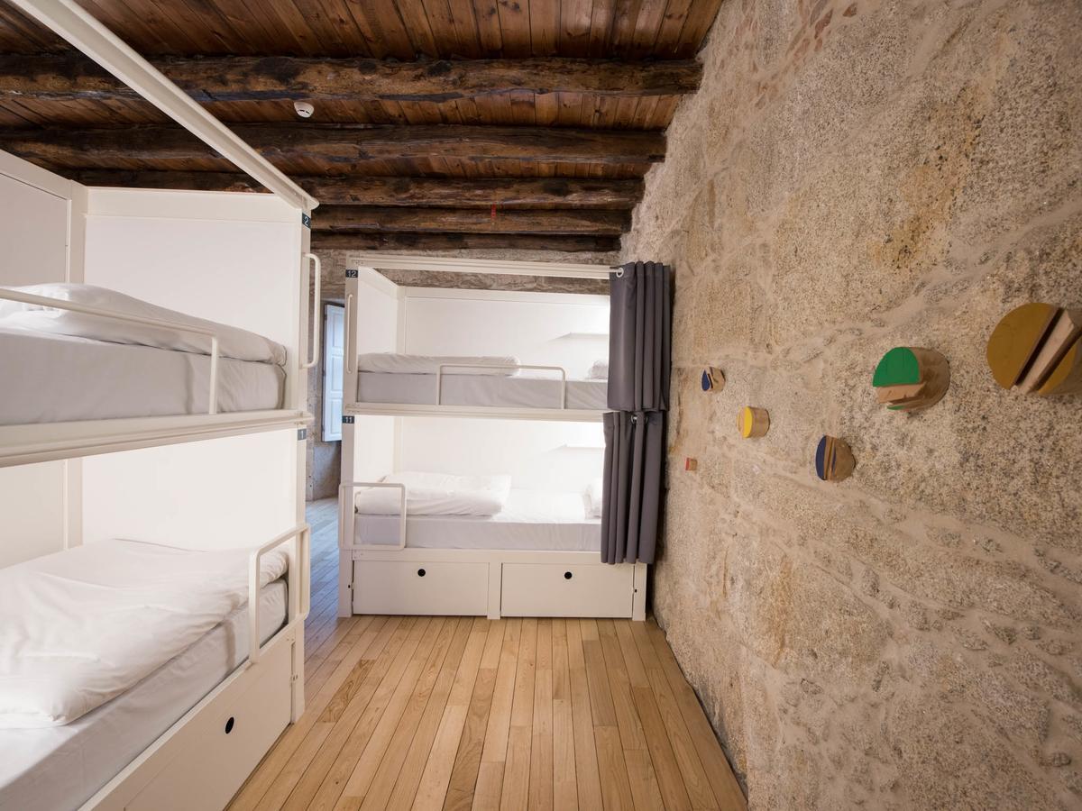 Bluesock Hostels Porto Ngoại thất bức ảnh A room at the hostel