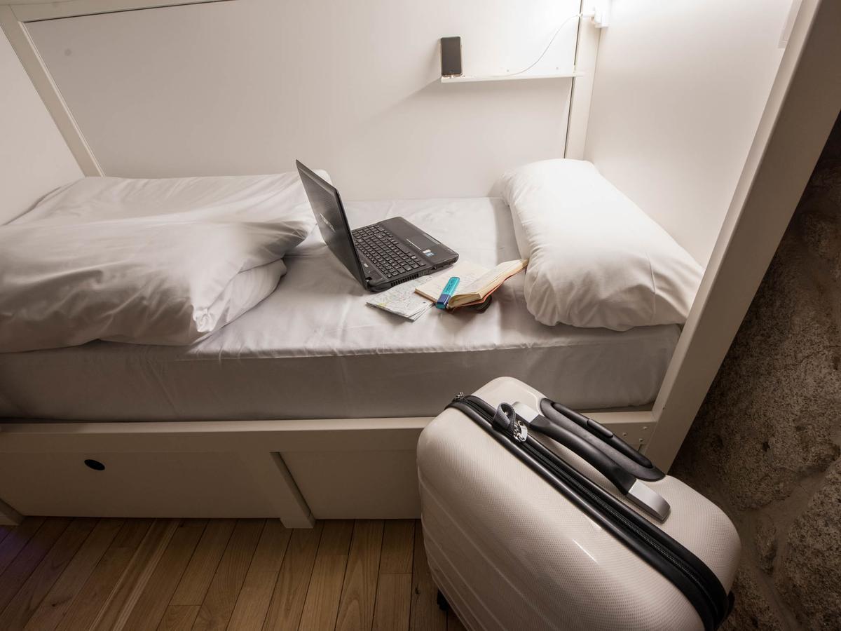 Bluesock Hostels Porto Ngoại thất bức ảnh A capsule hotel room