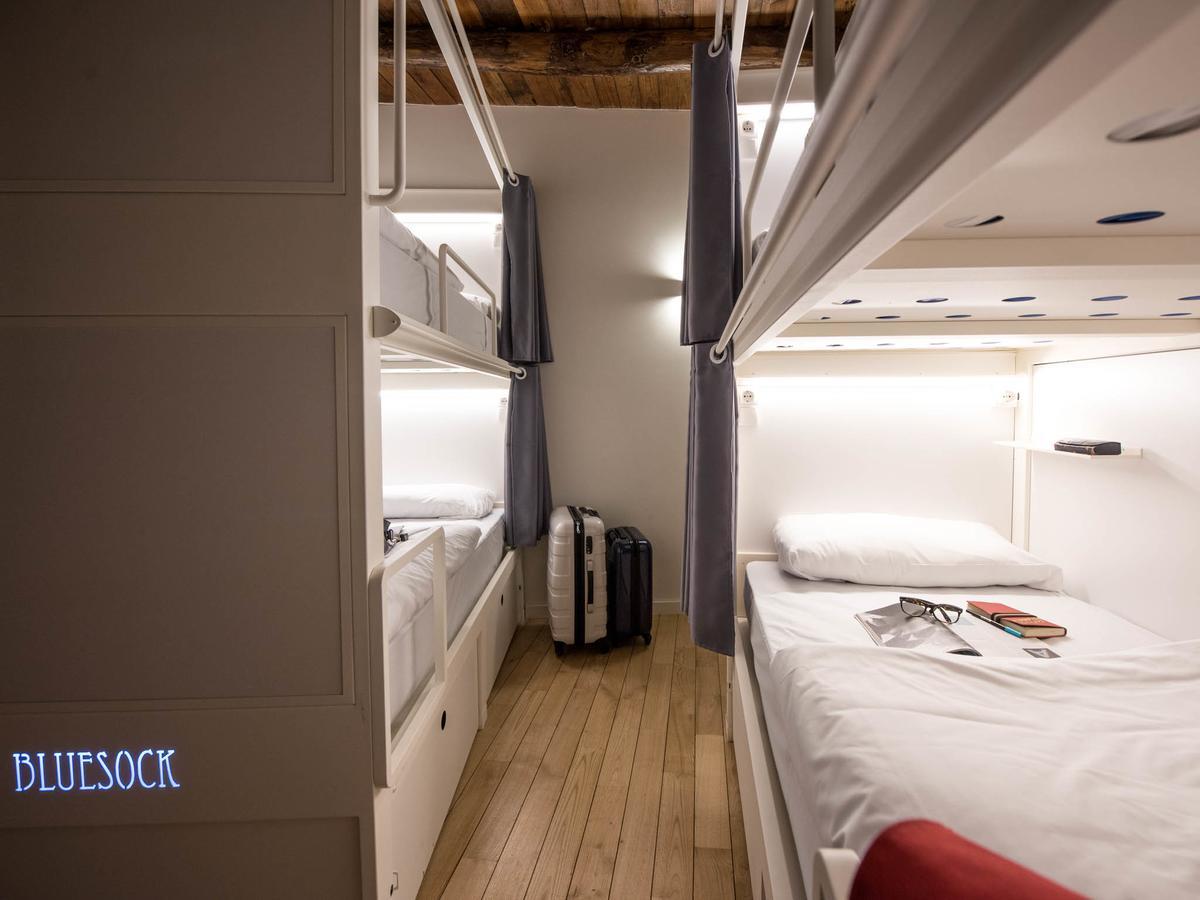 Bluesock Hostels Porto Ngoại thất bức ảnh A room at the hotel