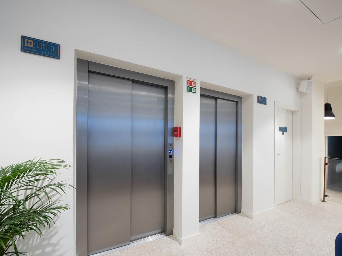 Bluesock Hostels Porto Ngoại thất bức ảnh Elevators in a modern office building