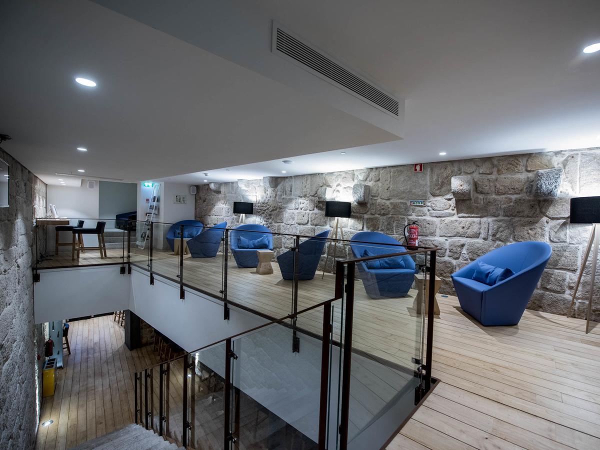 Bluesock Hostels Porto Ngoại thất bức ảnh The lounge at the airport