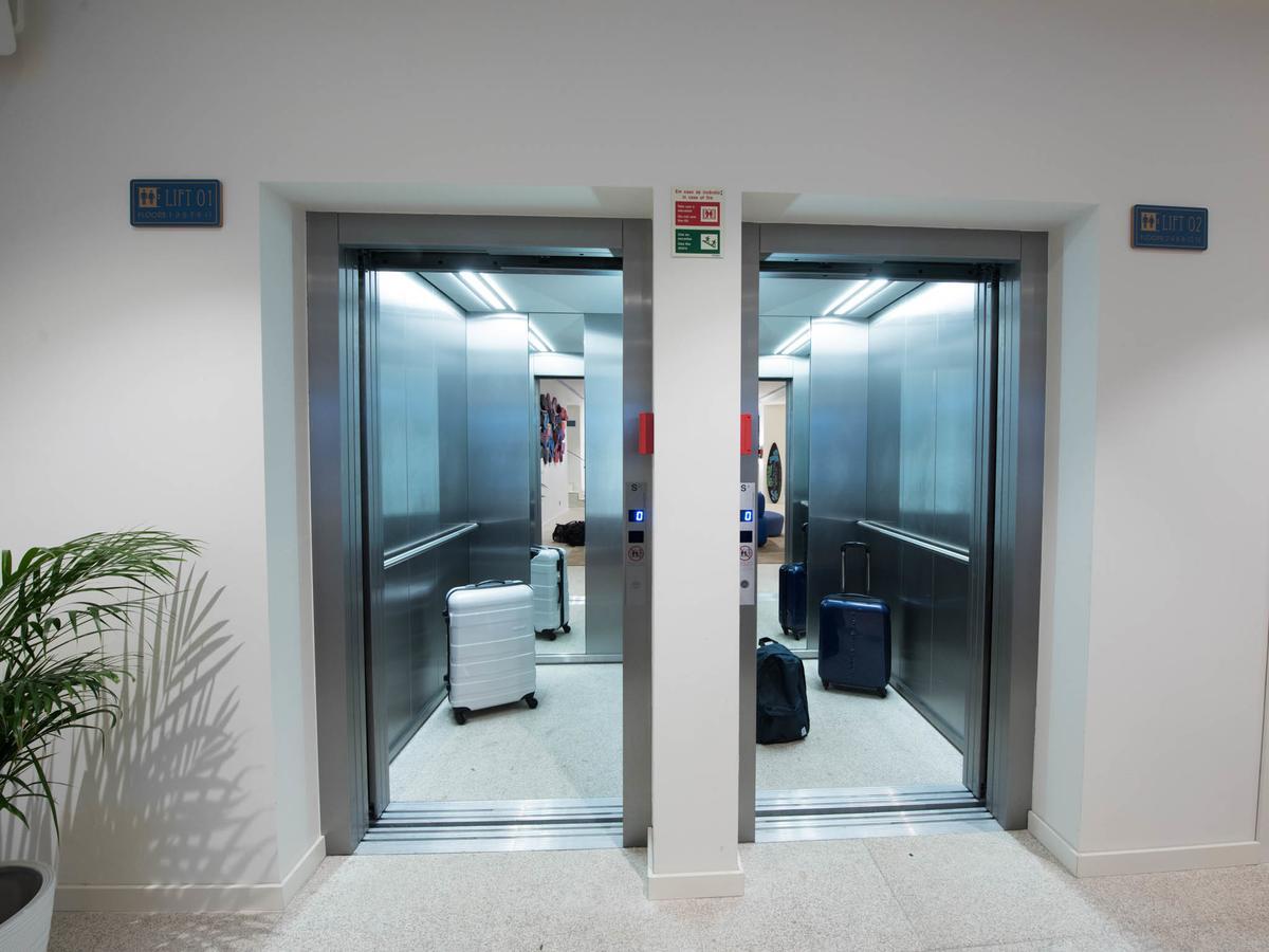 Bluesock Hostels Porto Ngoại thất bức ảnh Two elevators with open doors