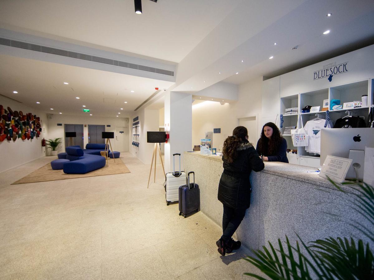 Bluesock Hostels Porto Ngoại thất bức ảnh Blue Space reception