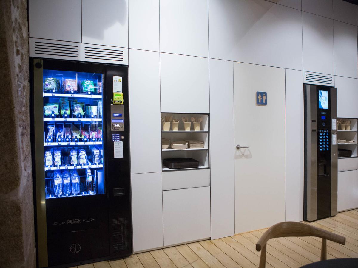 Bluesock Hostels Porto Ngoại thất bức ảnh A vending machine in a coffee shop