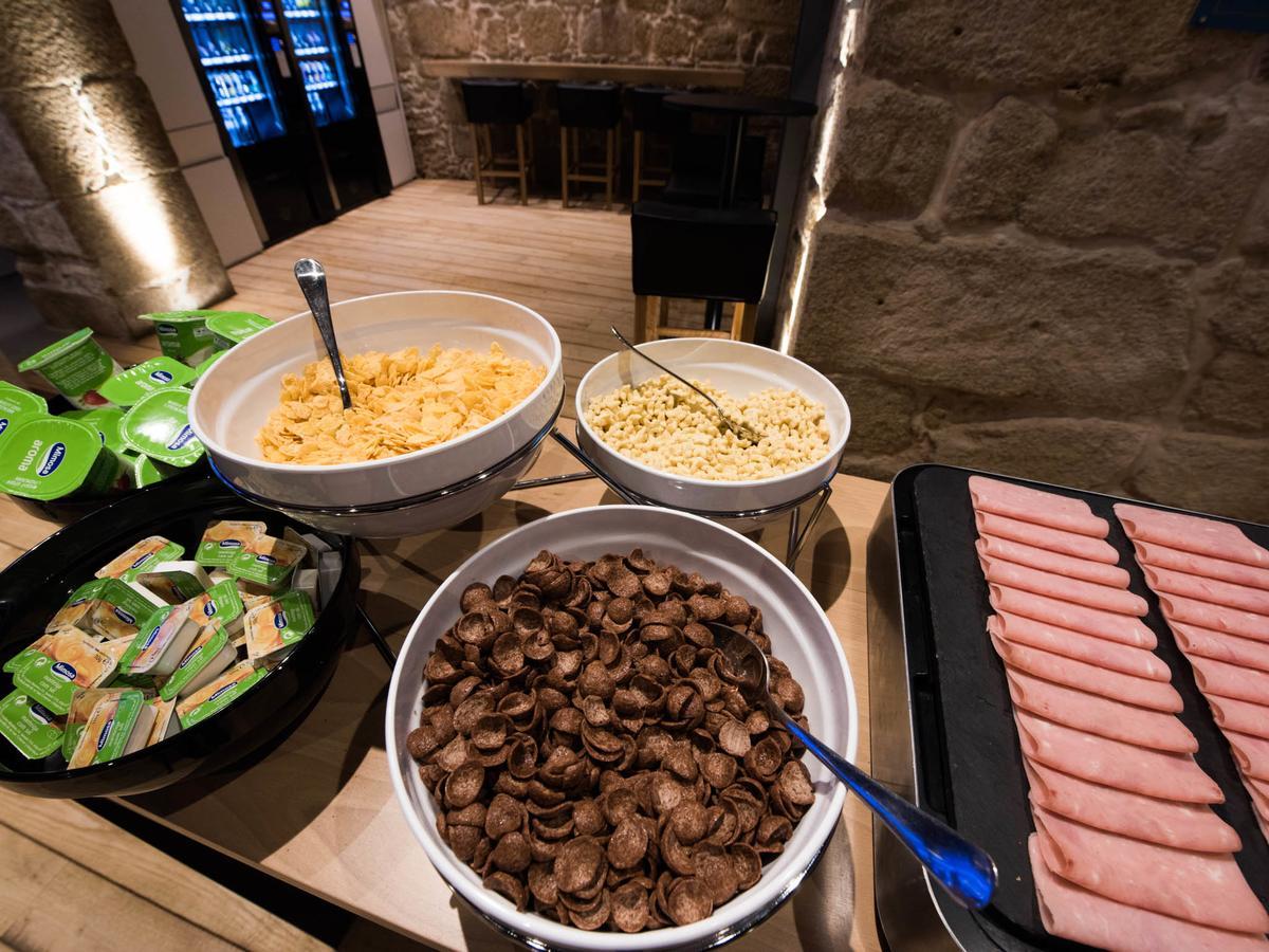 Bluesock Hostels Porto Ngoại thất bức ảnh A selection of cold cuts at a buffet