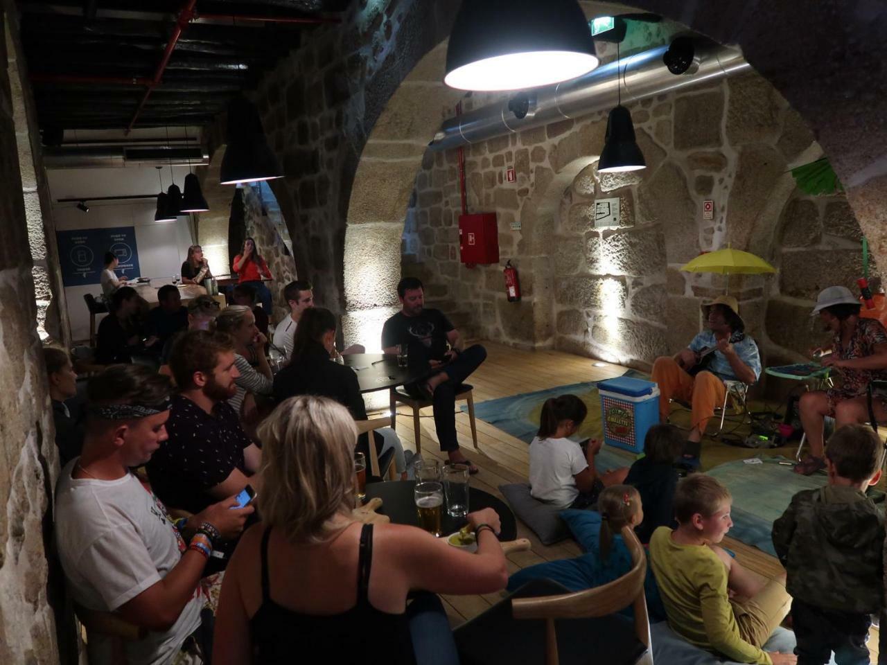 Bluesock Hostels Porto Ngoại thất bức ảnh The interior of the bar