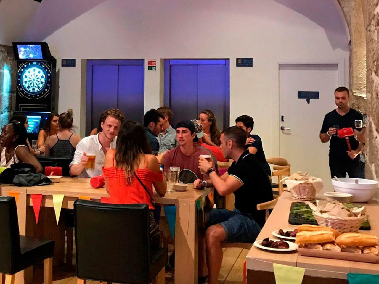 Bluesock Hostels Porto Ngoại thất bức ảnh A restaurant in the city