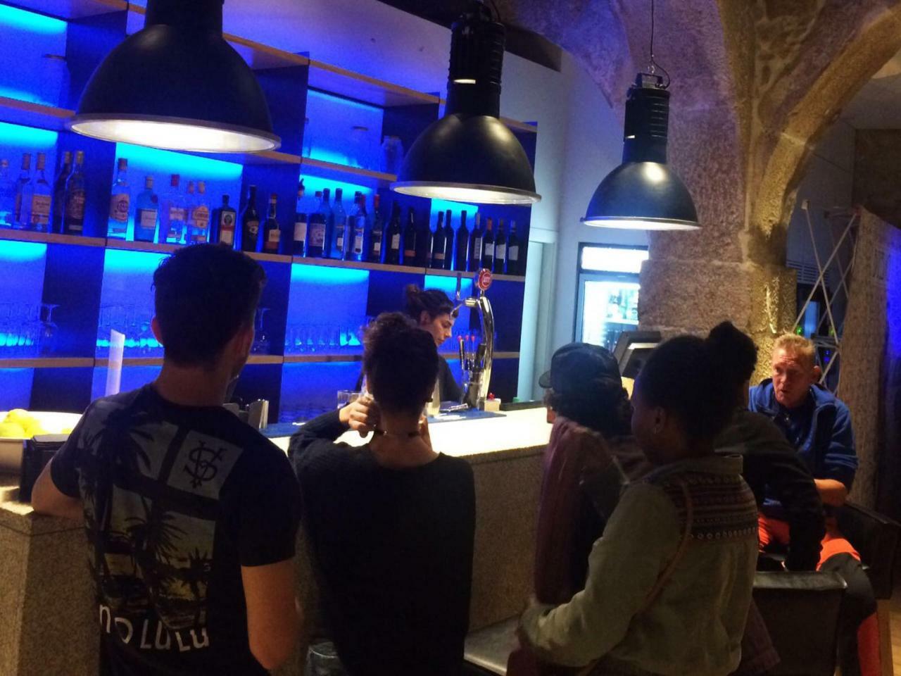 Bluesock Hostels Porto Ngoại thất bức ảnh The bar at the entrance of the nightclub