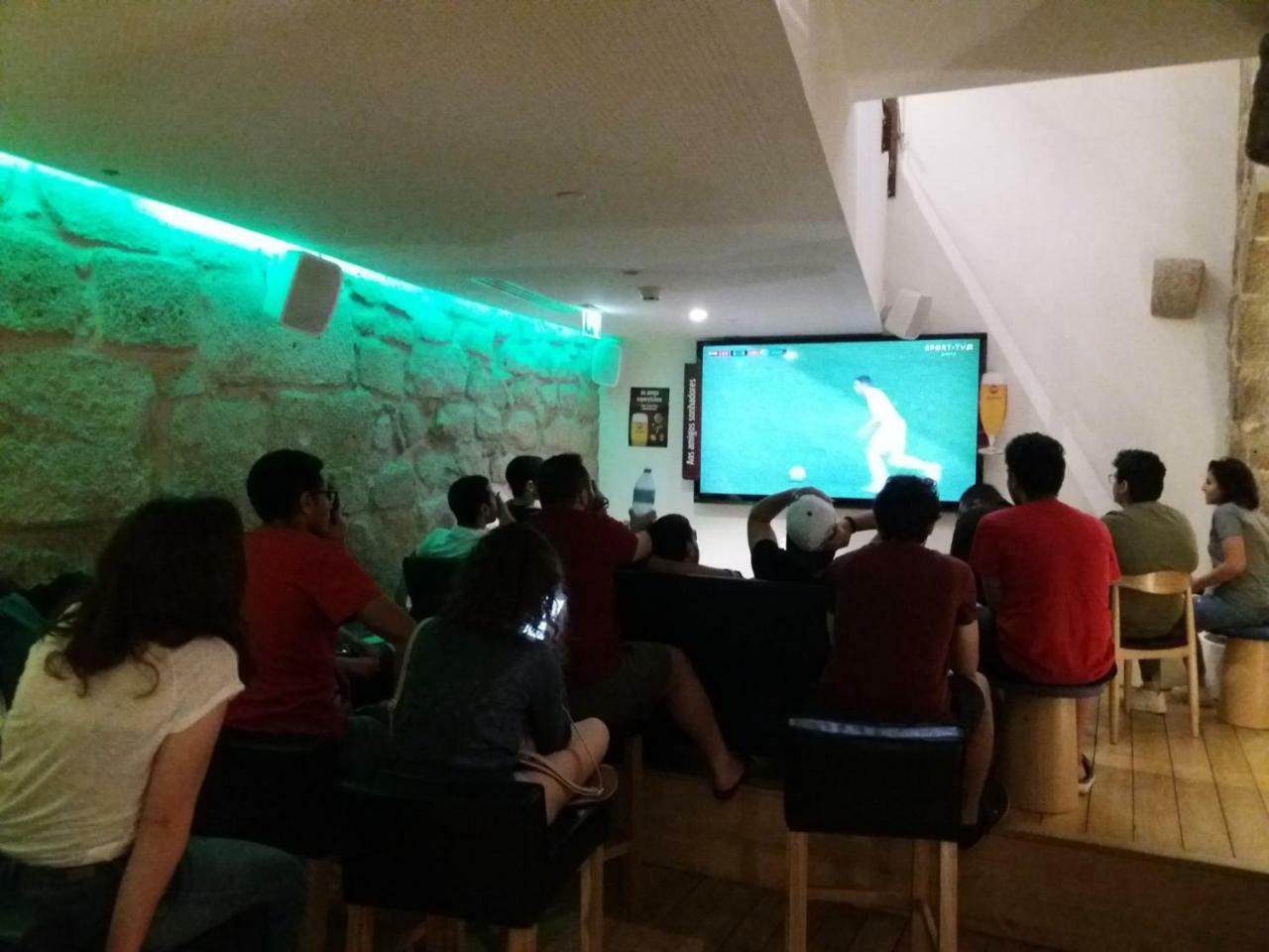 Bluesock Hostels Porto Ngoại thất bức ảnh A group of people playing League of Legends